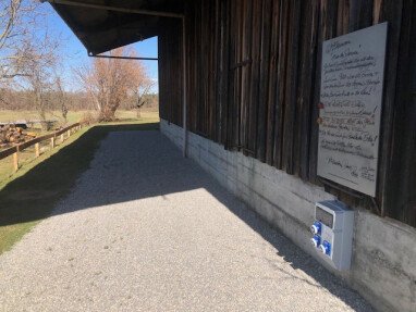 Kiesuntergrund, Stromkasten und HOFREGELN