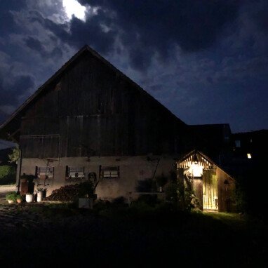 Nachtstimmung auf dem Hofareal beim ÖKLO