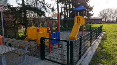 Ein Spielplatz für Kinder ist ebenfalls vorhanden
