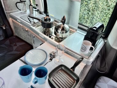 Küchenzubehör und Kaffeemaschine