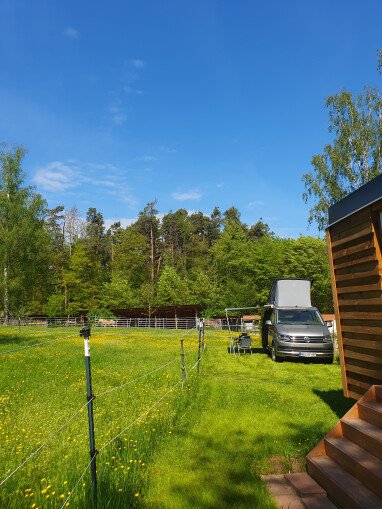 Stellplatz 1 mit Blick auf die Pferdekoppel.