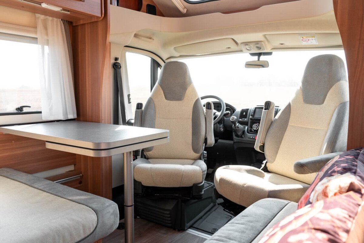 1683827263_camper-innen_vordersessel