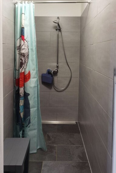 Neu renovierte großzügige Dusche