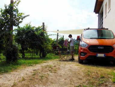 area per sosta su sterrato immersi nella vigna
Off-Road-Parkplatz mitten im Weinberg