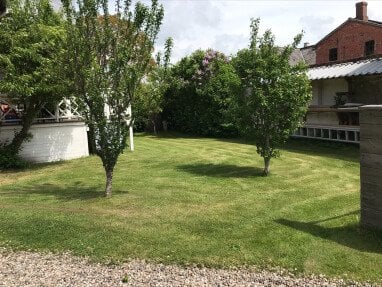 Garten zwischen Carport und Villa